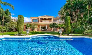 Elegante Andalusische luxevilla met grote tuin te koop in Nueva Andalucia’s golfvallei, Marbella 795401 