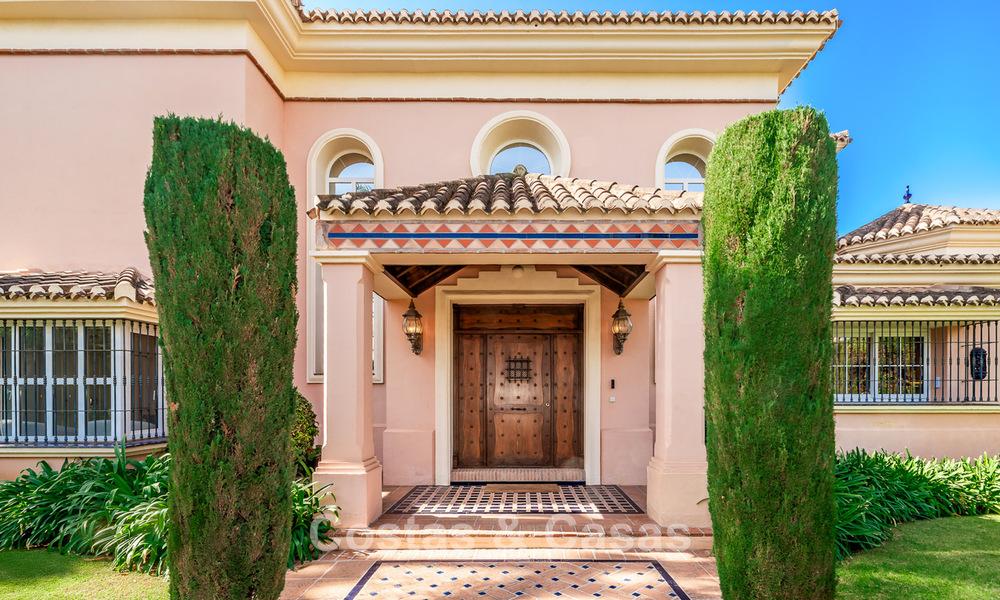 Elegante Andalusische luxevilla met grote tuin te koop in Nueva Andalucia’s golfvallei, Marbella 795405