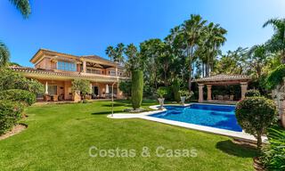Elegante Andalusische luxevilla met grote tuin te koop in Nueva Andalucia’s golfvallei, Marbella 795406 