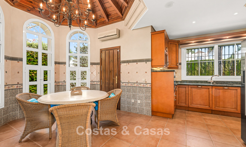 Elegante Andalusische luxevilla met grote tuin te koop in Nueva Andalucia’s golfvallei, Marbella 795407