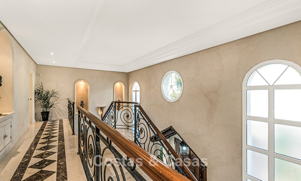 Elegante Andalusische luxevilla met grote tuin te koop in Nueva Andalucia’s golfvallei, Marbella 795408