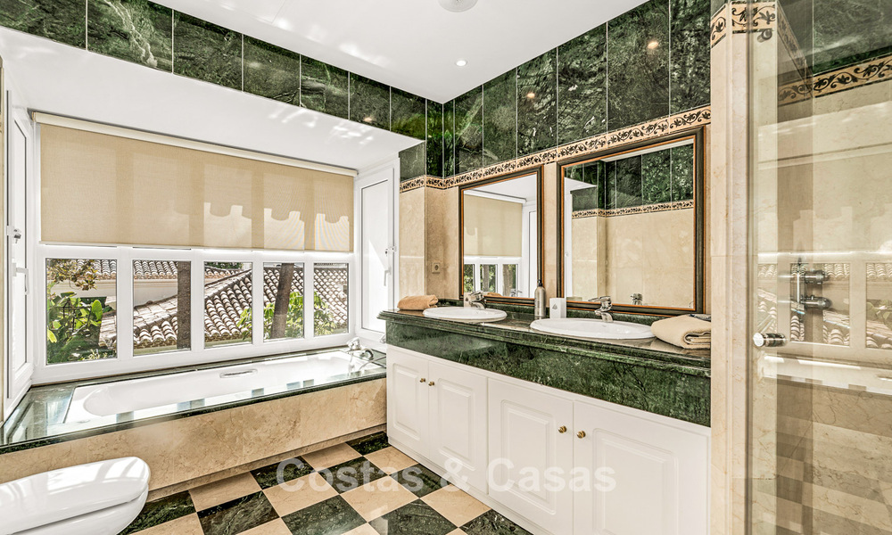 Elegante Andalusische luxevilla met grote tuin te koop in Nueva Andalucia’s golfvallei, Marbella 795410
