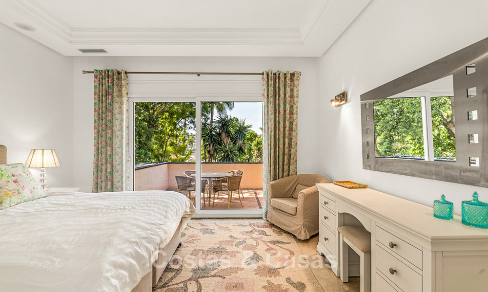 Elegante Andalusische luxevilla met grote tuin te koop in Nueva Andalucia’s golfvallei, Marbella 795411