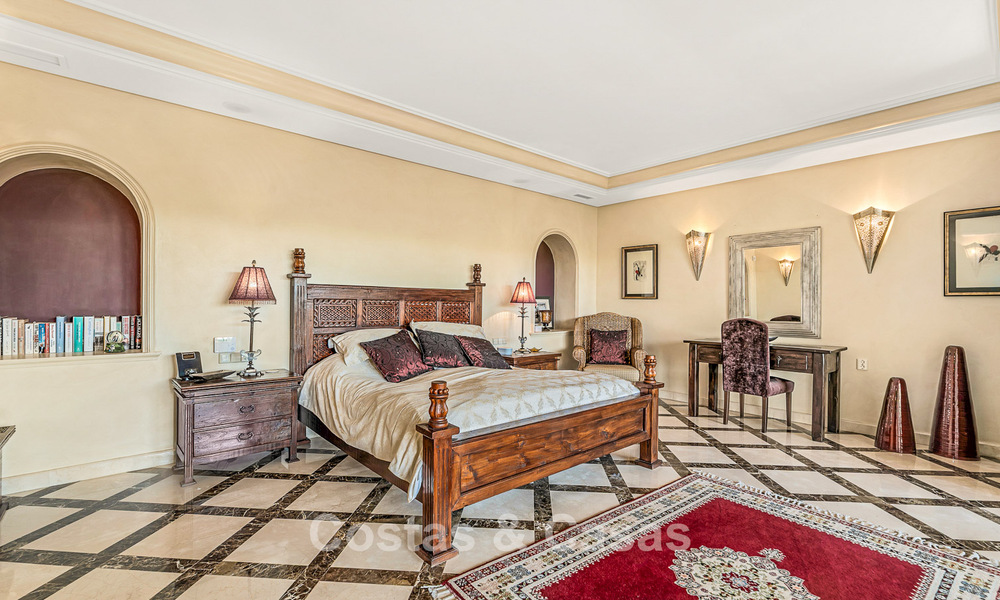 Elegante Andalusische luxevilla met grote tuin te koop in Nueva Andalucia’s golfvallei, Marbella 795412