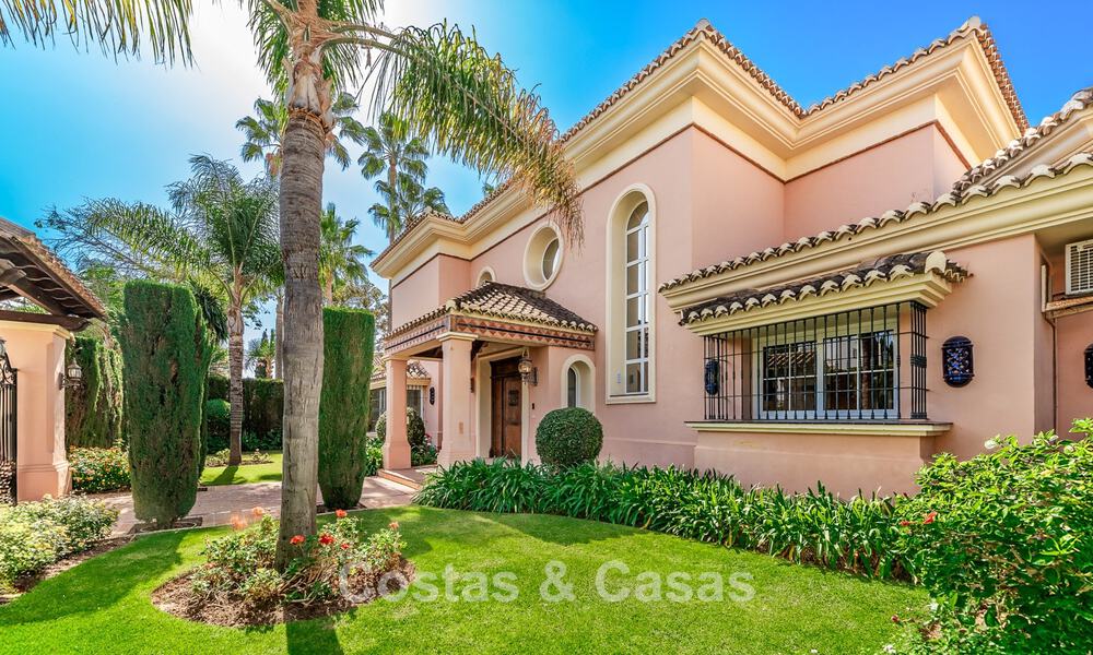 Elegante Andalusische luxevilla met grote tuin te koop in Nueva Andalucia’s golfvallei, Marbella 795414