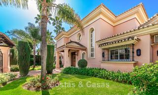 Elegante Andalusische luxevilla met grote tuin te koop in Nueva Andalucia’s golfvallei, Marbella 795414 