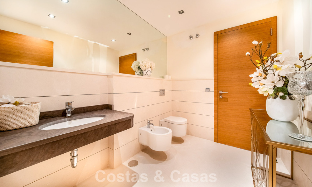 Luxe gerenoveerde villa op een steenworp van de golfbaan te koop in Guadalmina Alta, Marbella 795865