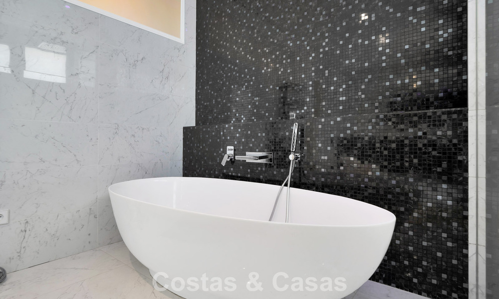 Modern gerenoveerde Andalusiche villa met berg- en zeezicht te koop in Nueva Andalucia, Marbella 796088