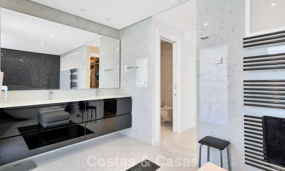 Modern gerenoveerde Andalusiche villa met berg- en zeezicht te koop in Nueva Andalucia, Marbella 796089
