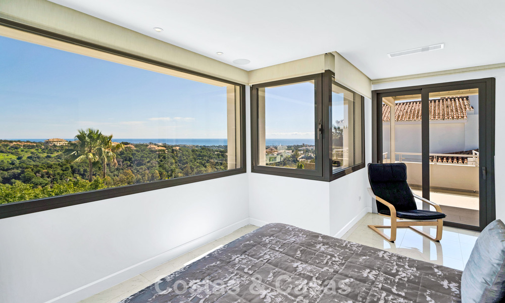 Modern gerenoveerde Andalusiche villa met berg- en zeezicht te koop in Nueva Andalucia, Marbella 796092
