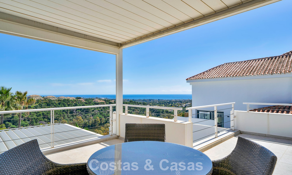 Modern gerenoveerde Andalusiche villa met berg- en zeezicht te koop in Nueva Andalucia, Marbella 796094