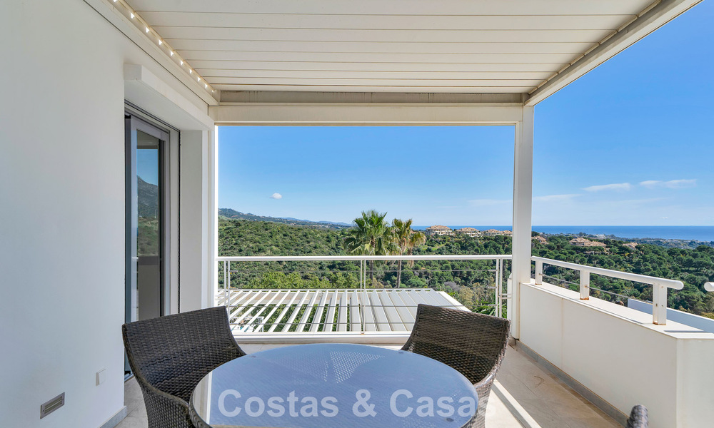 Modern gerenoveerde Andalusiche villa met berg- en zeezicht te koop in Nueva Andalucia, Marbella 796095