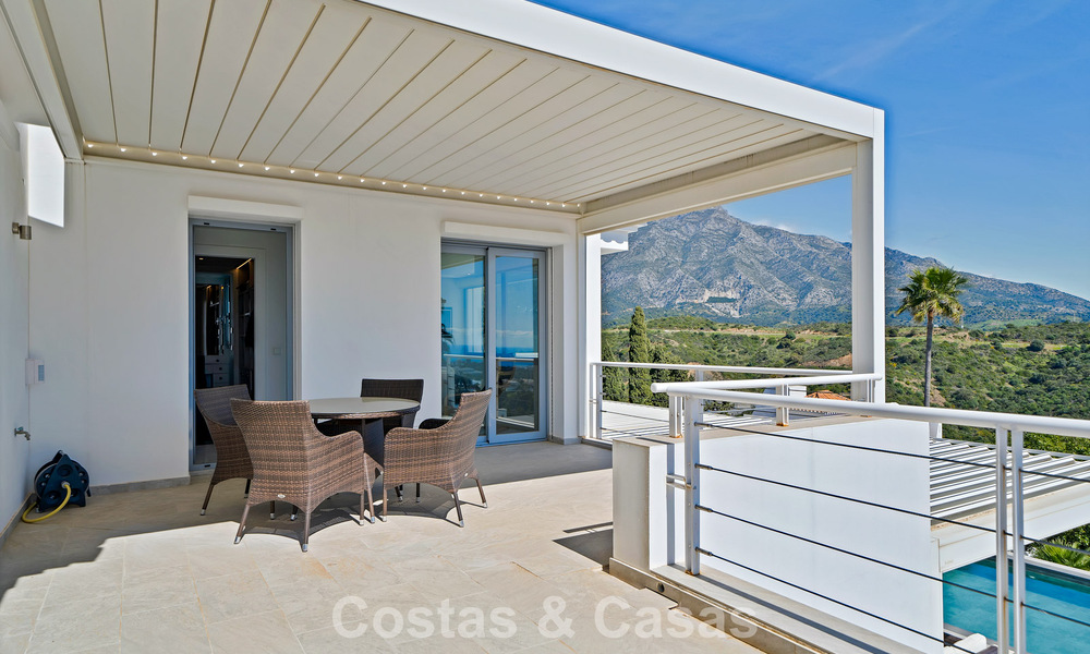 Modern gerenoveerde Andalusiche villa met berg- en zeezicht te koop in Nueva Andalucia, Marbella 796096