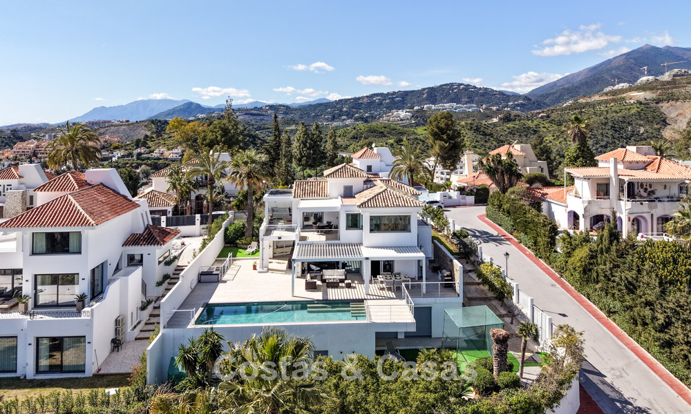Modern gerenoveerde Andalusiche villa met berg- en zeezicht te koop in Nueva Andalucia, Marbella 796104