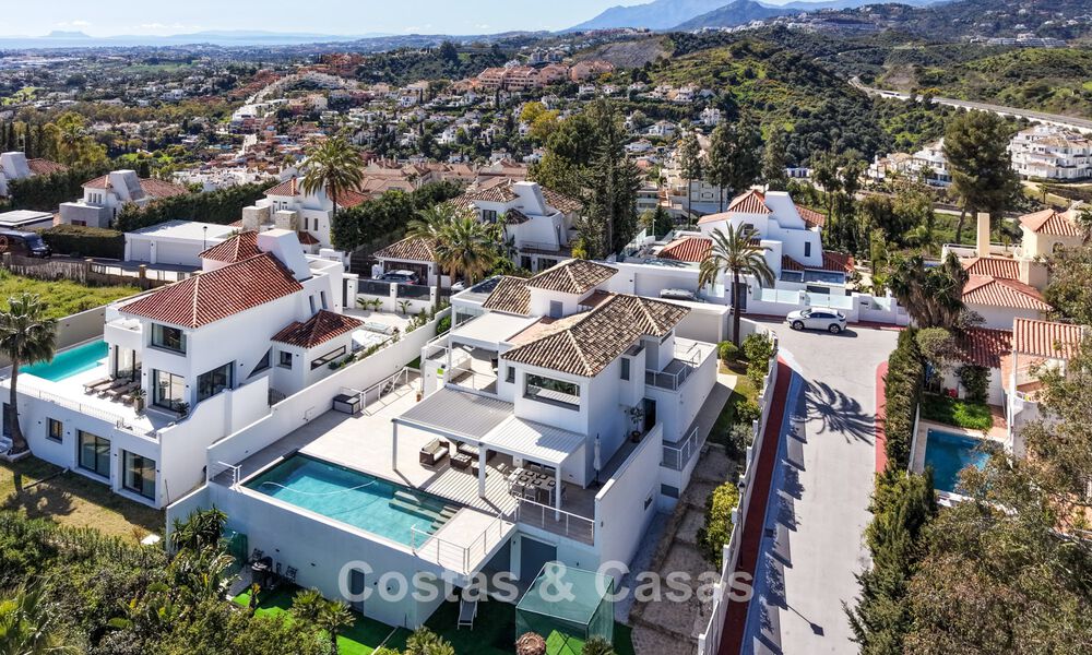 Modern gerenoveerde Andalusiche villa met berg- en zeezicht te koop in Nueva Andalucia, Marbella 796105