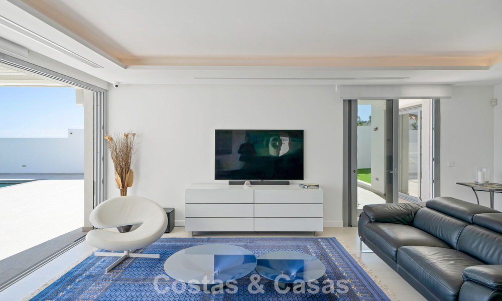 Modern gerenoveerde Andalusiche villa met berg- en zeezicht te koop in Nueva Andalucia, Marbella 796111