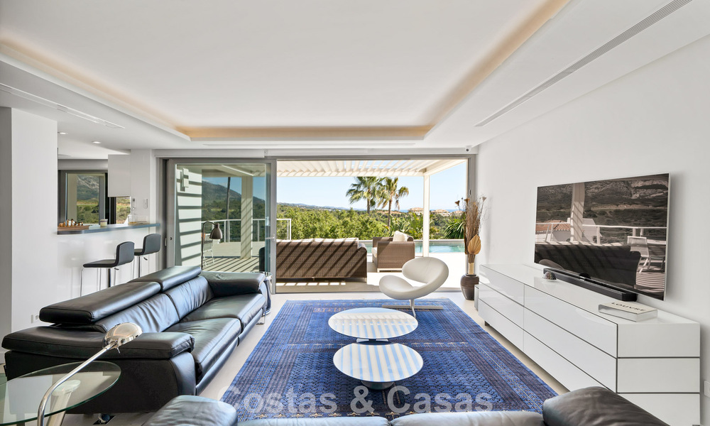Modern gerenoveerde Andalusiche villa met berg- en zeezicht te koop in Nueva Andalucia, Marbella 796113