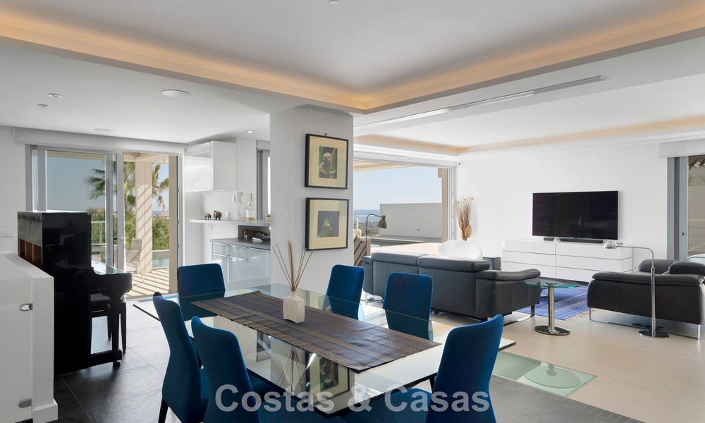 Modern gerenoveerde Andalusiche villa met berg- en zeezicht te koop in Nueva Andalucia, Marbella 796124