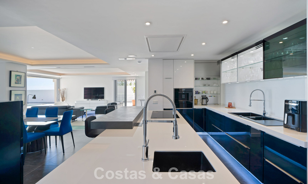 Modern gerenoveerde Andalusiche villa met berg- en zeezicht te koop in Nueva Andalucia, Marbella 796125