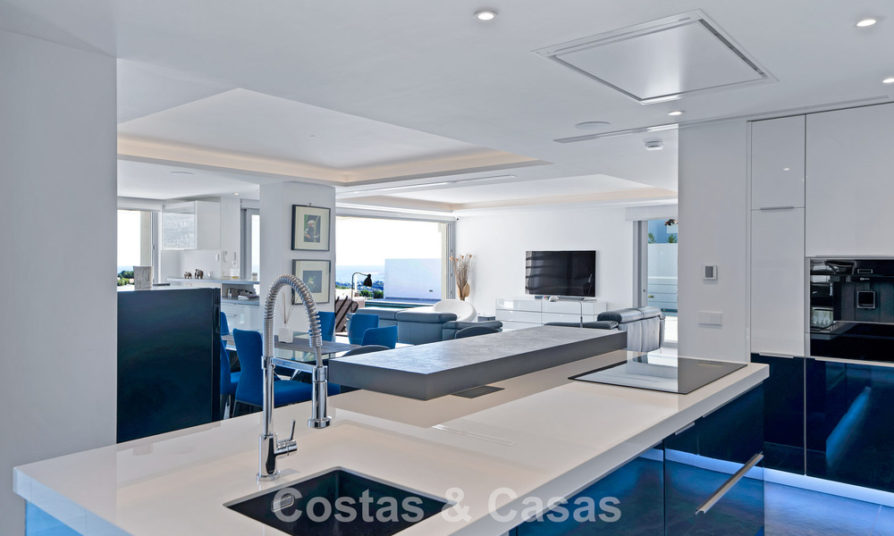 Modern gerenoveerde Andalusiche villa met berg- en zeezicht te koop in Nueva Andalucia, Marbella 796126