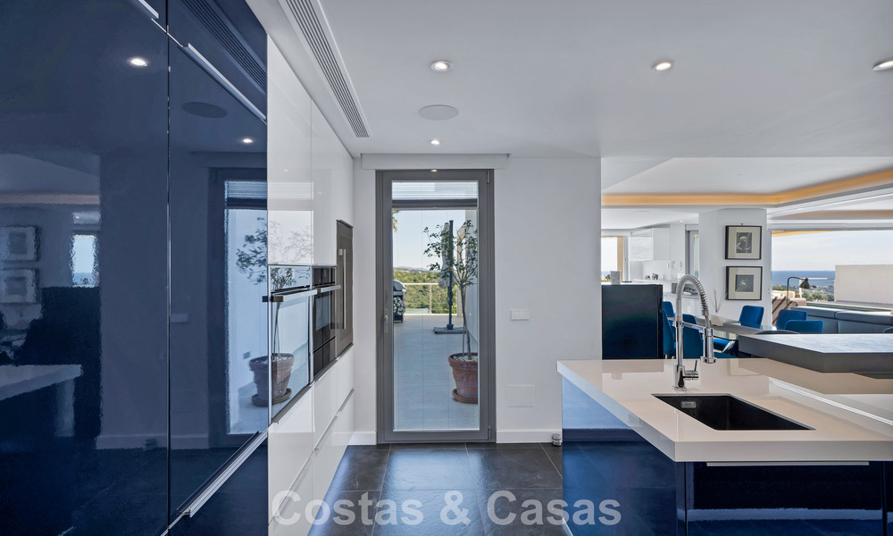 Modern gerenoveerde Andalusiche villa met berg- en zeezicht te koop in Nueva Andalucia, Marbella 796127