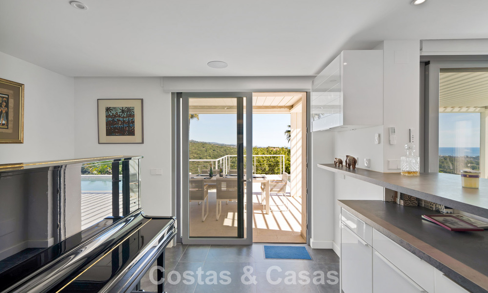 Modern gerenoveerde Andalusiche villa met berg- en zeezicht te koop in Nueva Andalucia, Marbella 796129