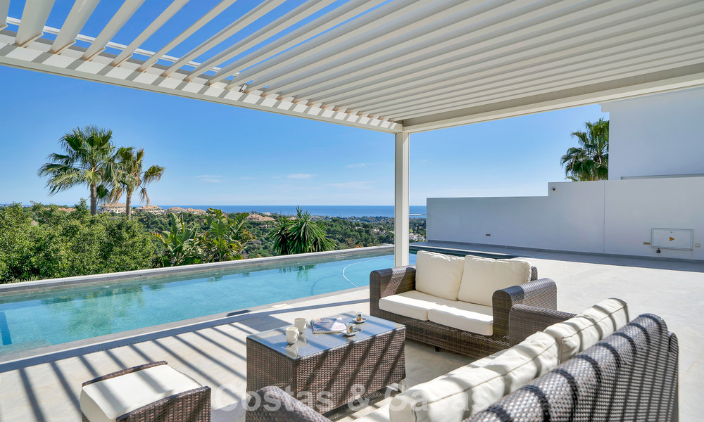 Modern gerenoveerde Andalusiche villa met berg- en zeezicht te koop in Nueva Andalucia, Marbella 796133