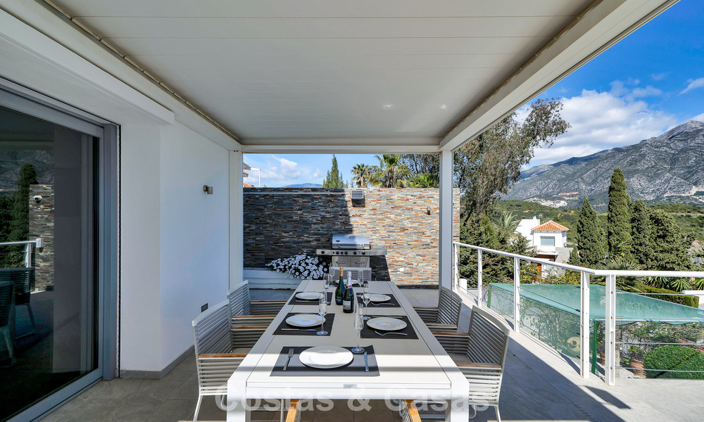 Modern gerenoveerde Andalusiche villa met berg- en zeezicht te koop in Nueva Andalucia, Marbella 796134