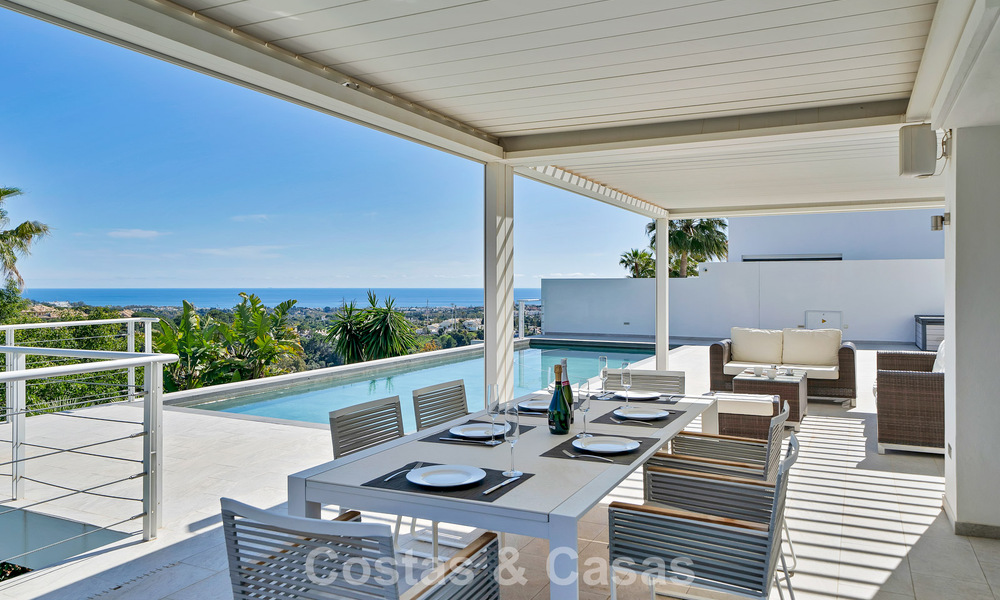 Modern gerenoveerde Andalusiche villa met berg- en zeezicht te koop in Nueva Andalucia, Marbella 796135