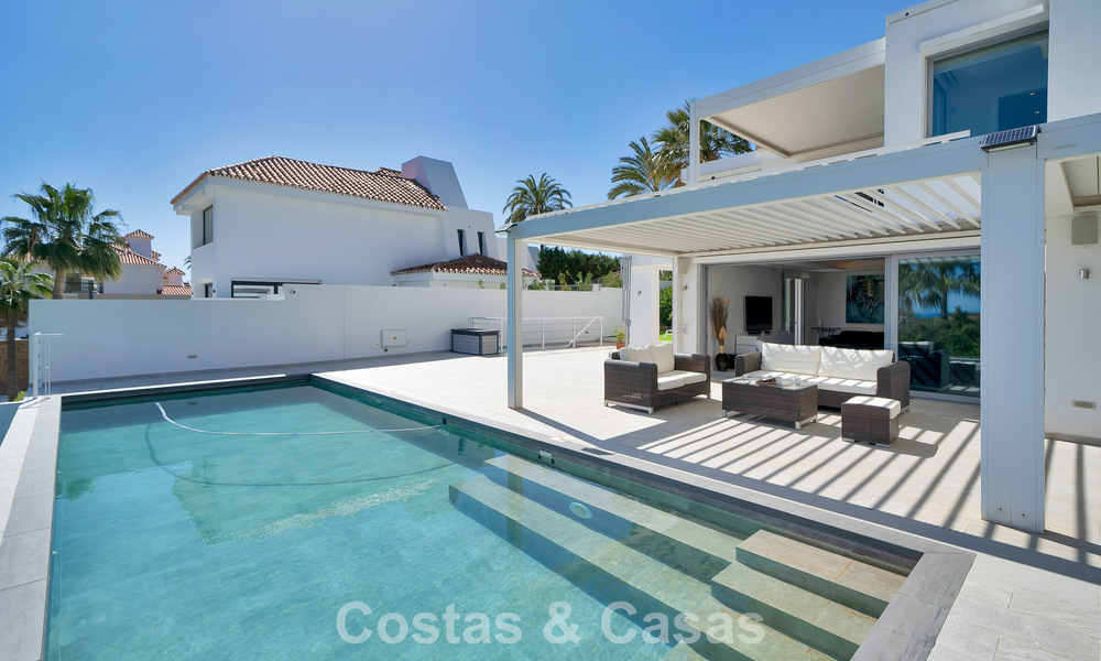 Modern gerenoveerde Andalusiche villa met berg- en zeezicht te koop in Nueva Andalucia, Marbella 796138