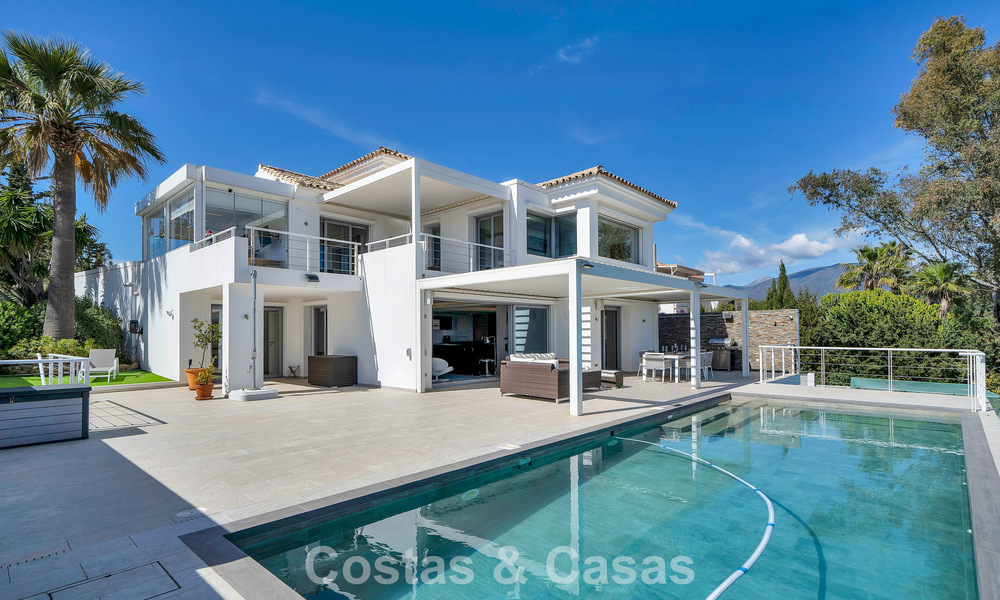 Modern gerenoveerde Andalusiche villa met berg- en zeezicht te koop in Nueva Andalucia, Marbella 796142