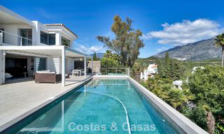 Modern gerenoveerde Andalusiche villa met berg- en zeezicht te koop in Nueva Andalucia, Marbella 796143 