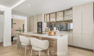 Modern gerenoveerd appartement met ruim terras te koop met weids uitzicht in Nueva Andalucia, Marbella 796050 