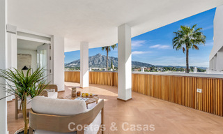 Modern gerenoveerd appartement met ruim terras te koop met weids uitzicht in Nueva Andalucia, Marbella 796054 