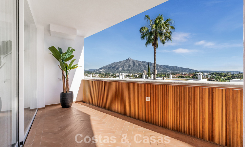 Modern gerenoveerd appartement met ruim terras te koop met weids uitzicht in Nueva Andalucia, Marbella 796060