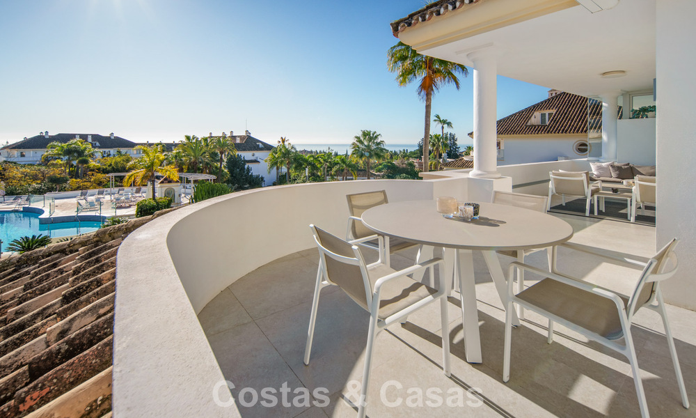 Exclusief duplex penthouse met een modern en licht interieur te koop in een beveiligd complex op de Golden Mile, Marbella 796388