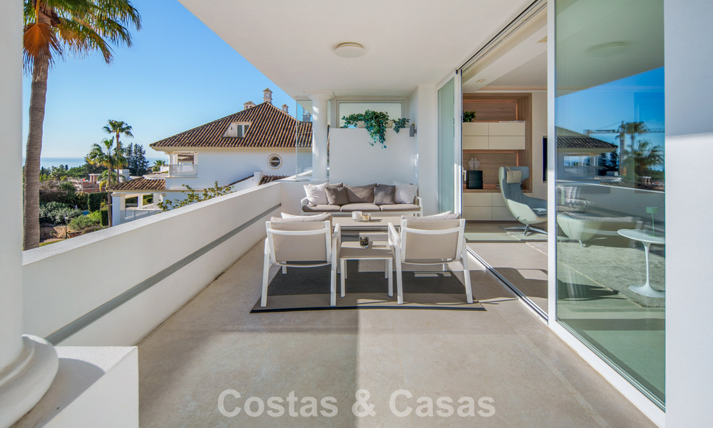 Exclusief duplex penthouse met een modern en licht interieur te koop in een beveiligd complex op de Golden Mile, Marbella 796389