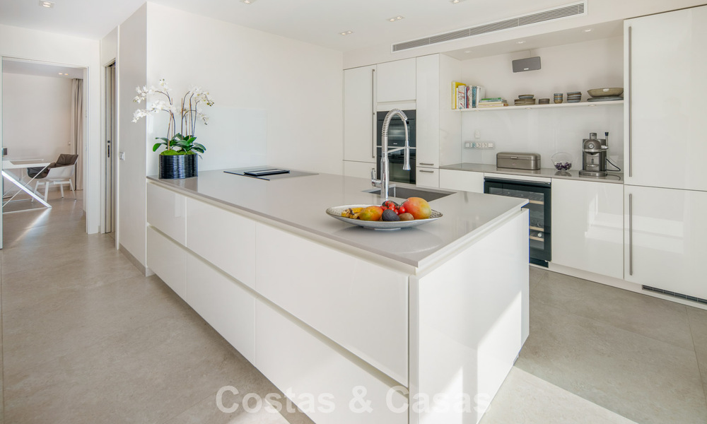 Exclusief duplex penthouse met een modern en licht interieur te koop in een beveiligd complex op de Golden Mile, Marbella 796392