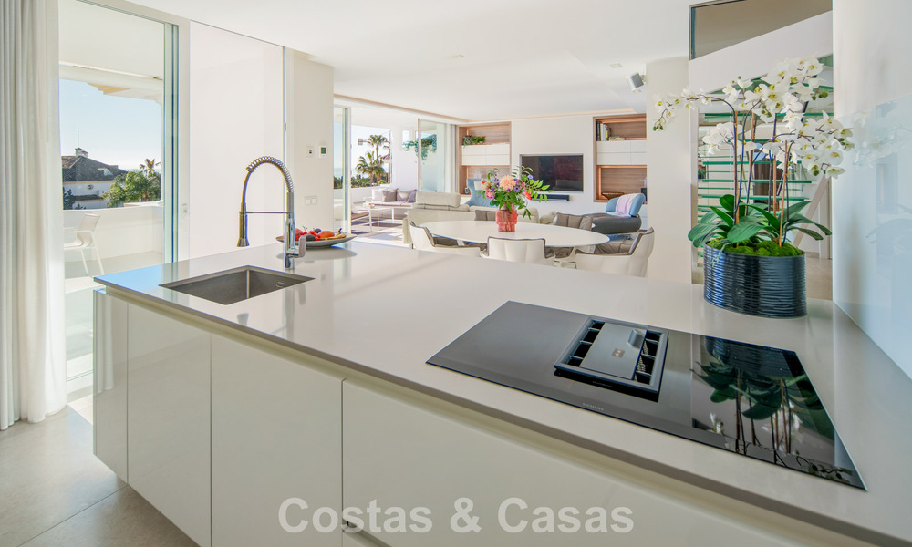 Exclusief duplex penthouse met een modern en licht interieur te koop in een beveiligd complex op de Golden Mile, Marbella 796393