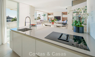 Exclusief duplex penthouse met een modern en licht interieur te koop in een beveiligd complex op de Golden Mile, Marbella 796393 