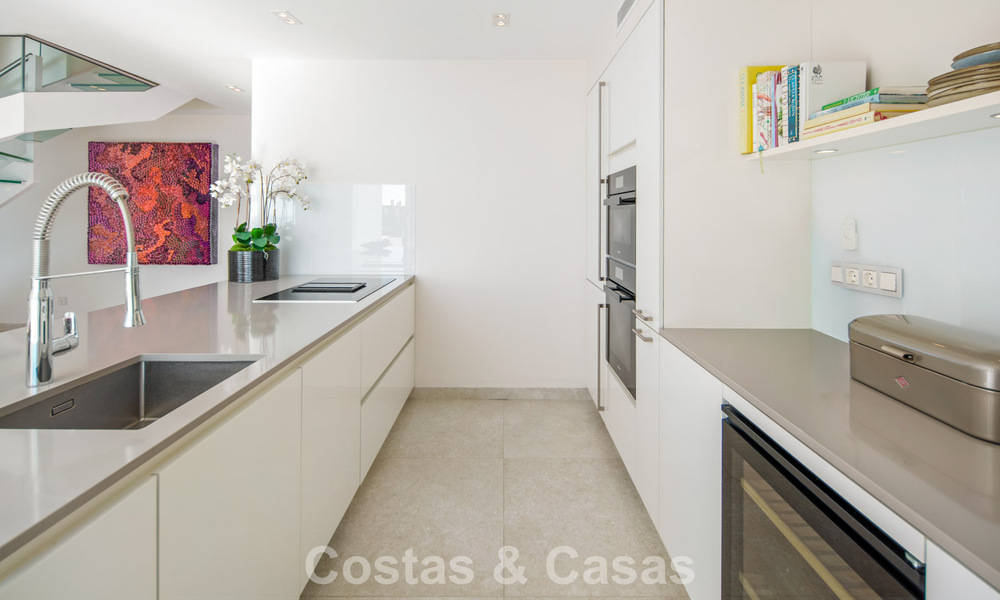 Exclusief duplex penthouse met een modern en licht interieur te koop in een beveiligd complex op de Golden Mile, Marbella 796395
