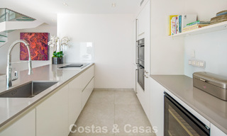 Exclusief duplex penthouse met een modern en licht interieur te koop in een beveiligd complex op de Golden Mile, Marbella 796395 