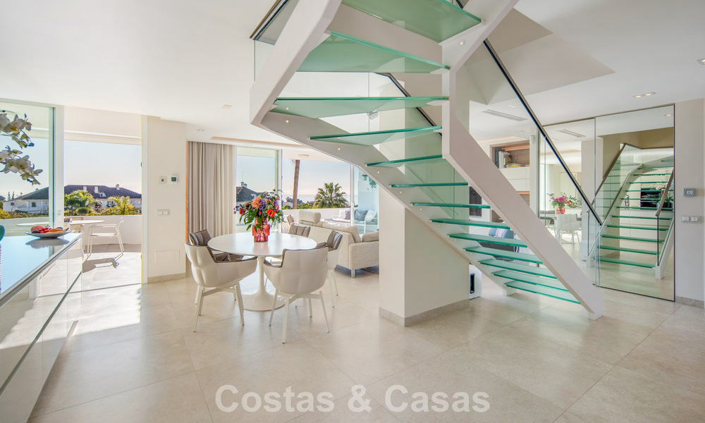 Exclusief duplex penthouse met een modern en licht interieur te koop in een beveiligd complex op de Golden Mile, Marbella 796396