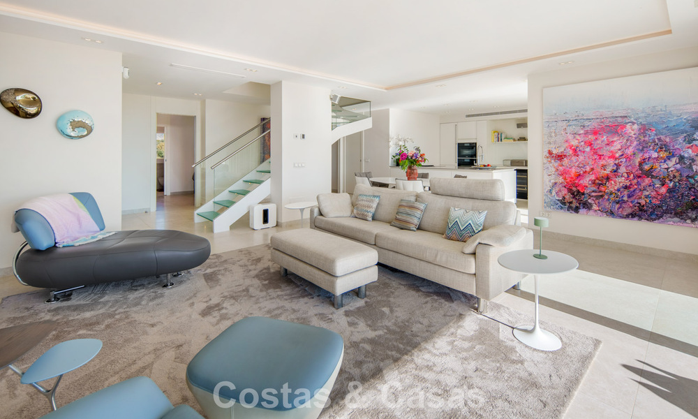 Exclusief duplex penthouse met een modern en licht interieur te koop in een beveiligd complex op de Golden Mile, Marbella 796402