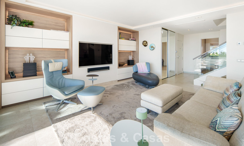Exclusief duplex penthouse met een modern en licht interieur te koop in een beveiligd complex op de Golden Mile, Marbella 796403