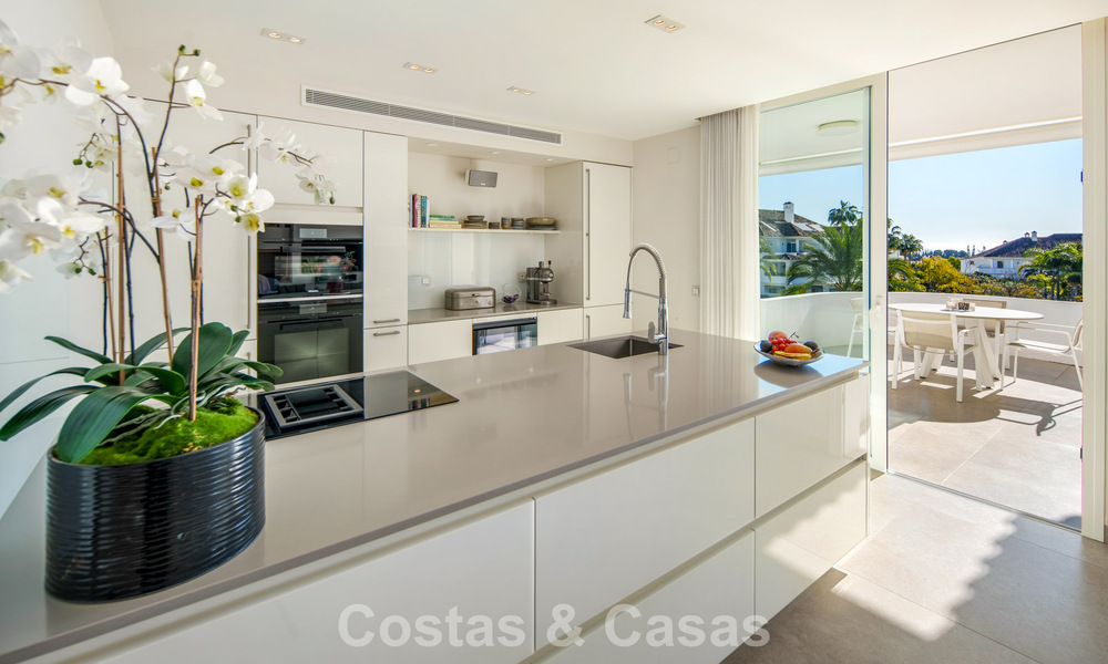 Exclusief duplex penthouse met een modern en licht interieur te koop in een beveiligd complex op de Golden Mile, Marbella 796404