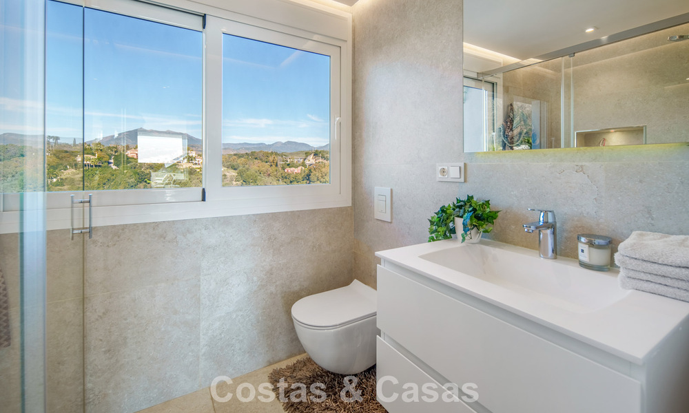 Exclusief duplex penthouse met een modern en licht interieur te koop in een beveiligd complex op de Golden Mile, Marbella 796406