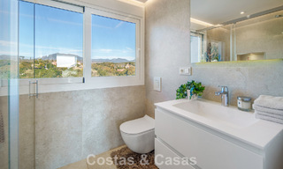 Exclusief duplex penthouse met een modern en licht interieur te koop in een beveiligd complex op de Golden Mile, Marbella 796406 