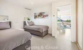 Exclusief duplex penthouse met een modern en licht interieur te koop in een beveiligd complex op de Golden Mile, Marbella 796407 