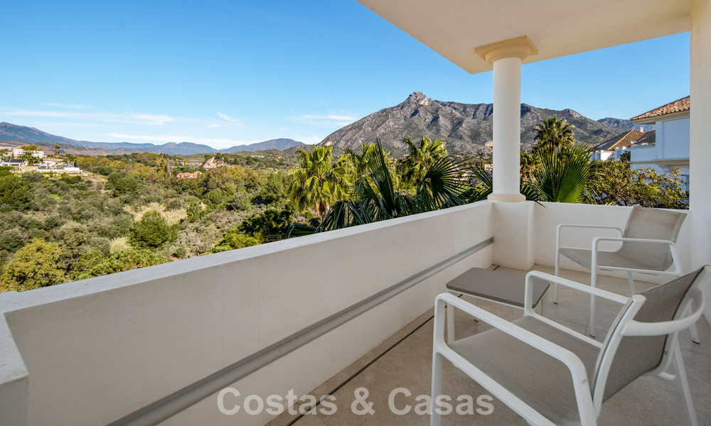 Exclusief duplex penthouse met een modern en licht interieur te koop in een beveiligd complex op de Golden Mile, Marbella 796408